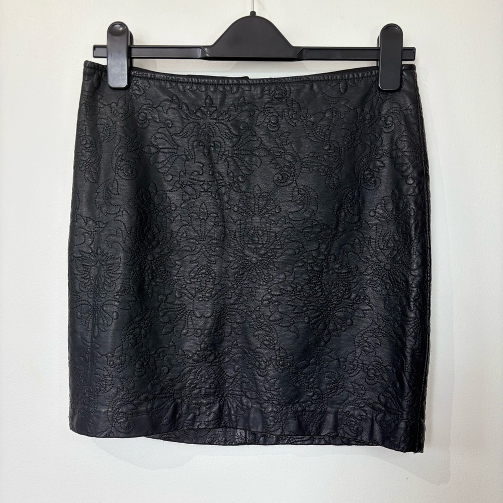🎉4/30$🎉 Dynamite Faux Leather Floral Mini Skirt - Size M
